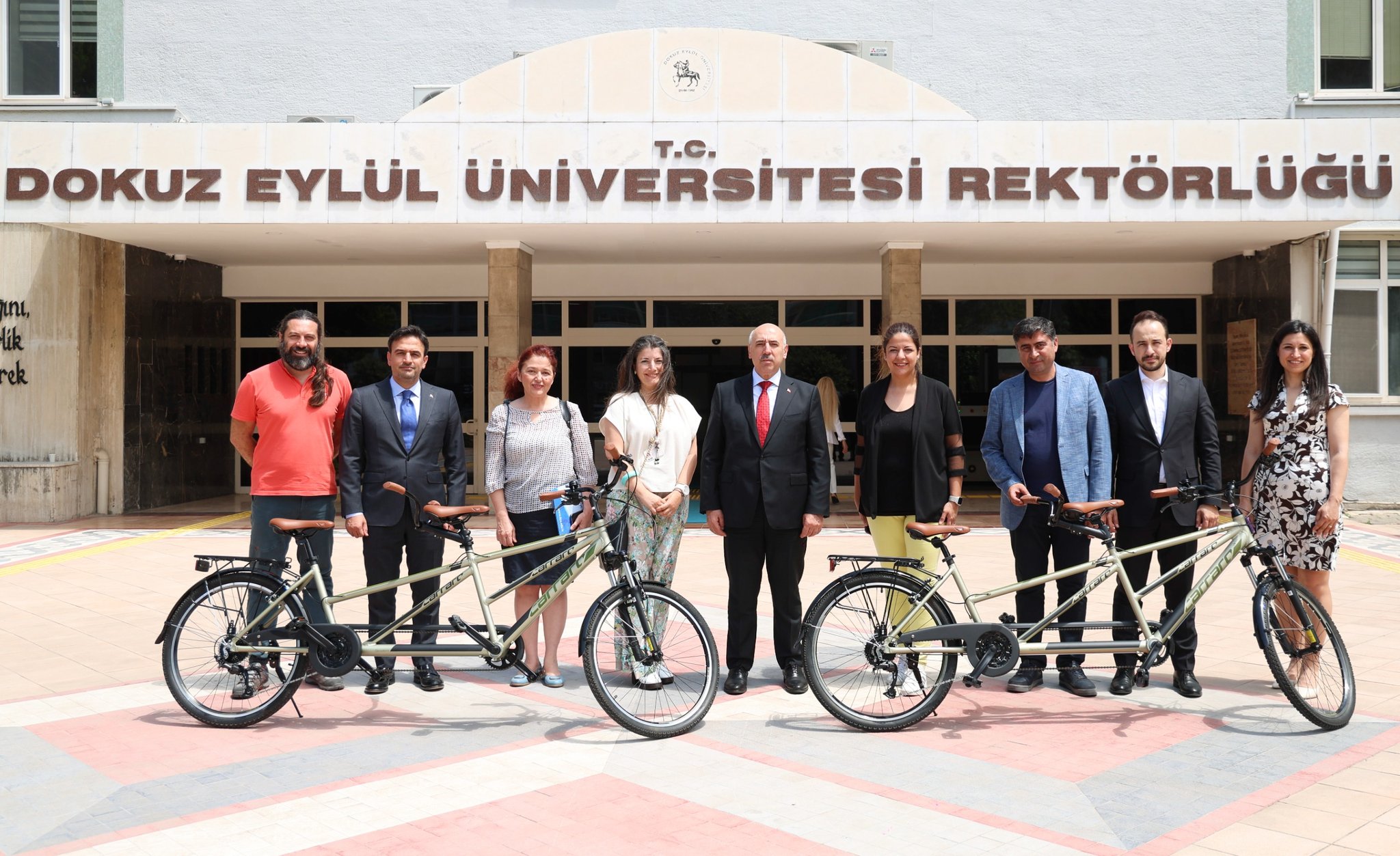 #universitemDEU olarak, özel gereksinimli bireylerin hayatın her alanında yer almasını sağlayacak girişimlerimizi sürdürüyoruz. Sizlerden gelen talepleri de dikkate aldığımız bu süreçte, ilk etapta Buca Yerleşkemize kazandıracağımız 'tandem' bisikletlerimizi 🚴, Rektörlük Yerleşkemizde Rektör V. Prof. Dr. Mahmut Ak'ın da katılımıyla inceledik.
