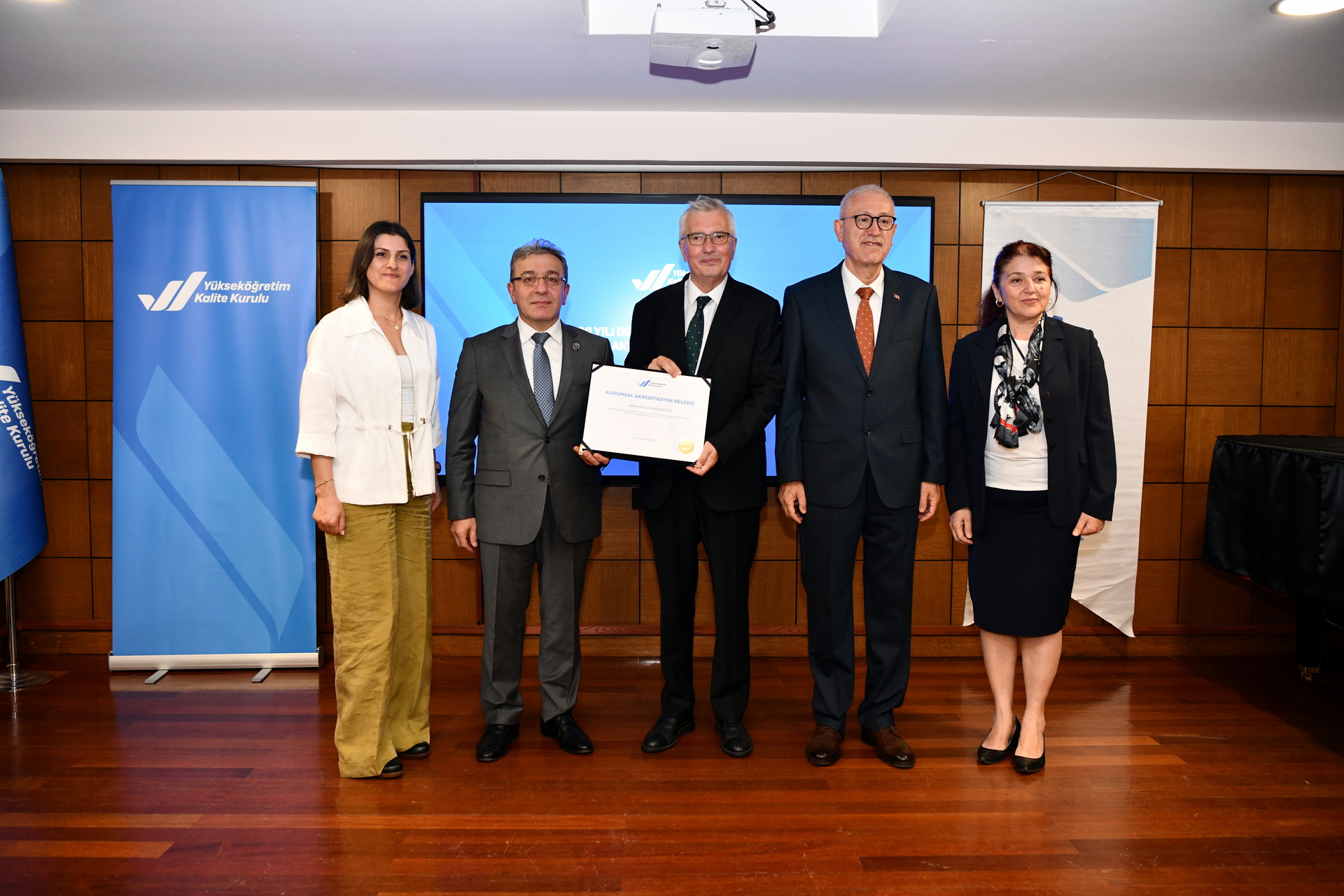 Kurumsal Akreditasyon Programı Kapsamında Üniversitemiz, tam akreditasyonla “Kurumsal Akreditasyon Belgesi” almaya hak kazanmıştı. Ankara Üniversitesi 100. Yıl Konferans Salonu’nda gerçekleşen törenle Rektörümüz Prof. Dr. Bayram YILMAZ’a YÖKAK Başkanı Prof. Dr. Ümit KOCABIÇAK tarafından “Kurumsal Akreditasyon Belgesi” Takdim edildi.